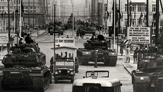 Panzer am Checkpoint Charlie, 1961