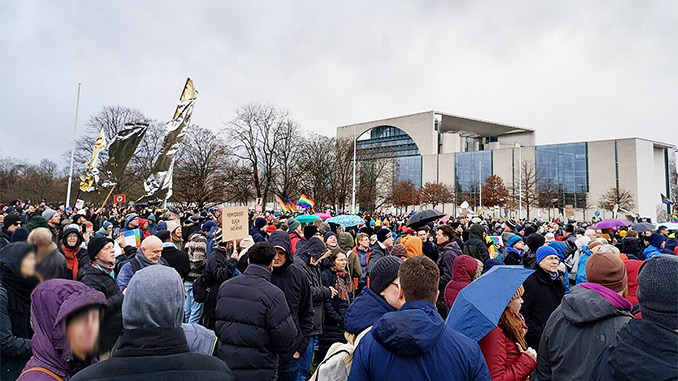 Demo zwischen Reichstag und Kanzleramt